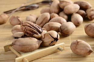 美味碧根果摆于竹制托盘