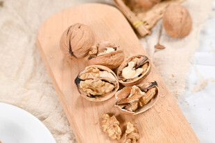 木盘上的美味核桃及碎壳