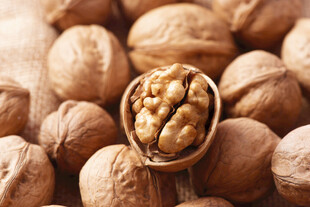 剥开的核桃与一堆核桃