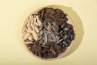 多样瓜子摆放在木盘中