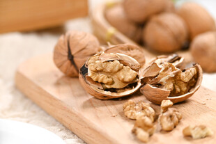 新鲜核桃摆放在木砧板上