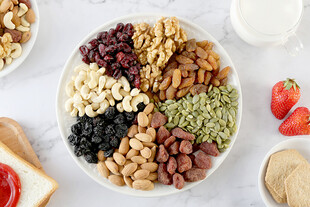 多样美味坚果拼盘展示