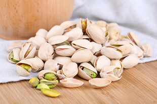 美味开心果摆放在木桌上