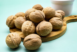 木盘上的新鲜核桃