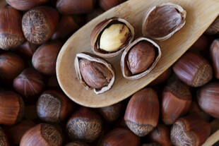 木勺上的美味榛子