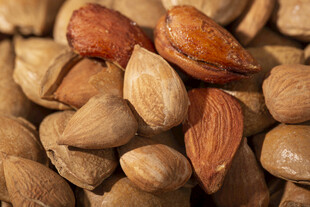 一堆美味杏仁特写