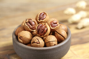 碗中饱满美味的山核桃