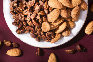 多样坚果摆放在白色盘中