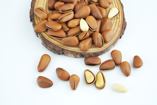 木盘里的美味开口松子