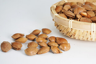 竹篮中散落的美味杏仁