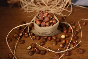 袋装榛子散落于木桌