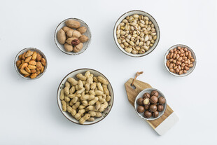 多样坚果摆拍展示