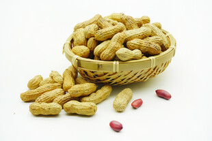 竹篮装着的美味带壳花生