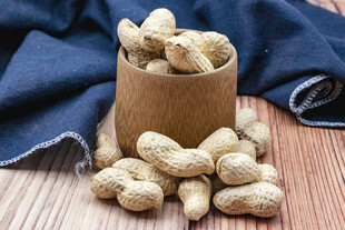 罐装花生摆放在木桌布上