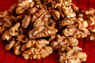 红布上的核桃仁