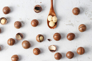 散落的夏威夷果与木勺