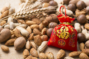 福袋与谷物摆拍图