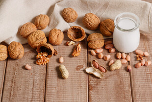 多样坚果与牛奶的美味组合