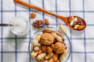 多样坚果摆于清新桌布上