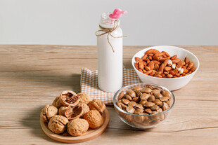 美味坚果摆放在木质桌面上