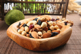 木碗中的美味混合坚果