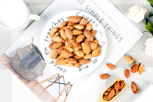 美味杏仁摆于精致盘中