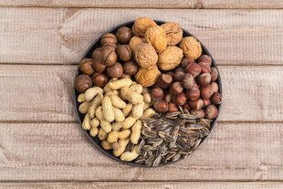 多样坚果拼盘展示