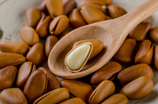 木勺中的松子及散落松子