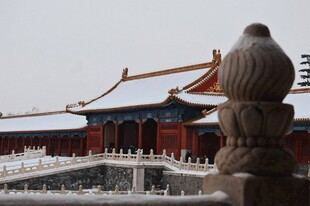 故宫雪景中的石兽与古建筑