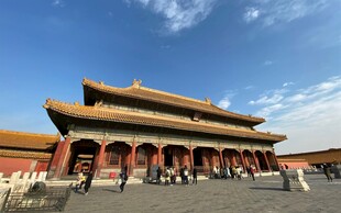 故宫宏伟建筑前的游客