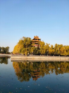秋日湖畔古建筑美景
