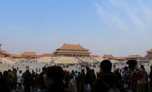 故宫前的游客热闹景象