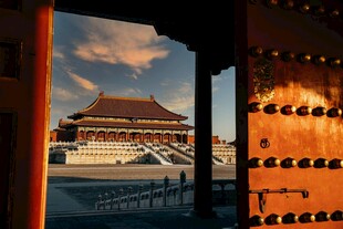 透过门洞看故宫壮丽建筑