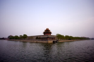 湖畔古建筑尽显宁静之美