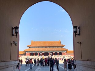 透过拱门看故宫游客景象