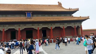 故宫前游人如织