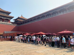 故宫前游客排队场景