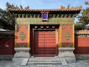 中式传统彩绘大门建筑