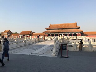 故宫宫殿前的游客身影