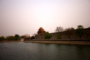湖畔古建筑美景
