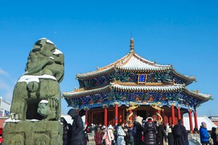 古建前人群聚集景象