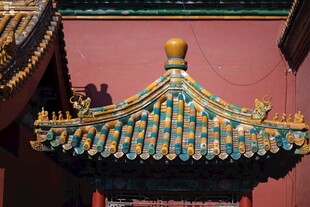 中式古建筑精美屋檐一角