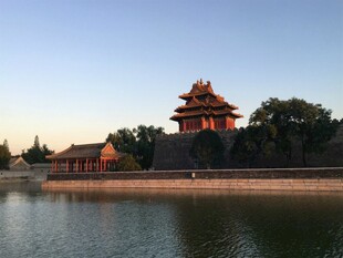 故宫角楼映于碧水蓝天