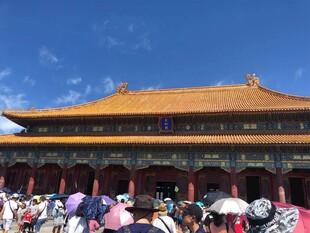 故宫前熙攘的游客景象