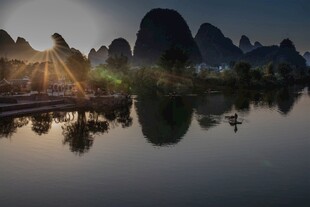 山水晨光倒影绝美景色
