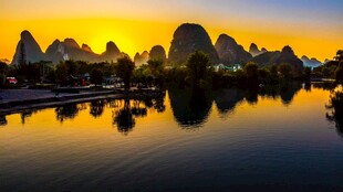 漓江黄昏美景倒映如画