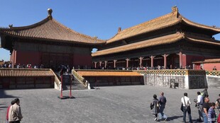 故宫古建筑前的游客身影