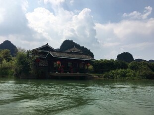 漓江畔中式建筑美景