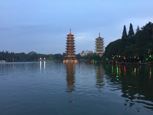 湖畔双塔夜景倒影如画