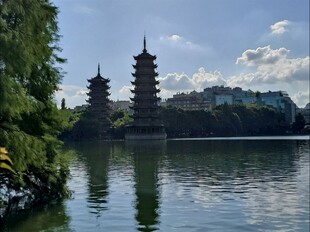 湖畔古塔映景